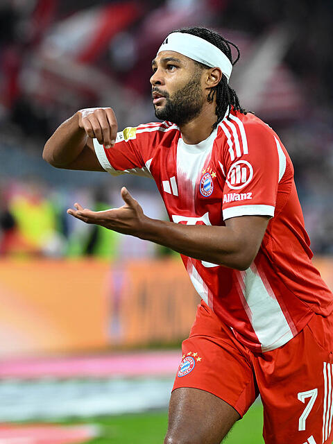 Serge Gnabry bei seinem Jubel mit der R&uuml;hr-Geste. Vielleicht f&uuml;r einen Matcha Latte? Abseits des Platzes investiert er in ein Unternehmen, das Milchalternativen entwickelt und produziert.