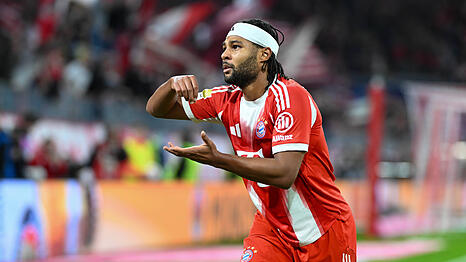 Serge Gnabry bei seinem Jubel mit der R&uuml;hr-Geste. Vielleicht f&uuml;r einen Matcha Latte? Abseits des Platzes investiert er in ein Unternehmen, das Milchalternativen entwickelt und produziert.