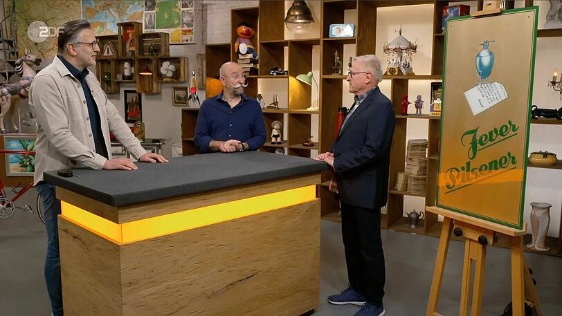 Mehr als 35 Jahre hing das alte Jever-Schild an Willis Wand. Weil er mittlerweile die Biermarke gewechselt hatte, wollte er es in der Mittwochsausgabe von "Bares für Rares" (ZDF) loswerden. Doch Experte Detlev Kümmel erkannte schnell, dass es sich um eine echte Rarität handelte und sorgte damit für eine überraschende Expertise. Mehr als 35 Jahre hing das alte Jever-Schild an Willis Wand. Weil er mittlerweile die Biermarke gewechselt hatte, wollte er es in der Mittwochsausgabe von "Bares für Rares" (ZDF) loswerden. Doch Experte Detlev Kümmel erkannte schnell, dass es sich um eine echte Rarität handelte und sorgte damit für eine überraschende Expertise.