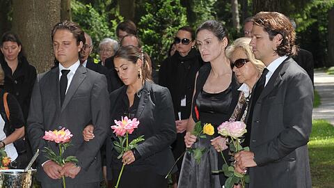 Mit Blumen in den Händen nahmen Angehörige &ndash; unter anderem Enkel Dennis mit Ehefrau Cynthia, Schwiegertochter Helga und Enkel Patrick von großen Medienmanager Abschied.