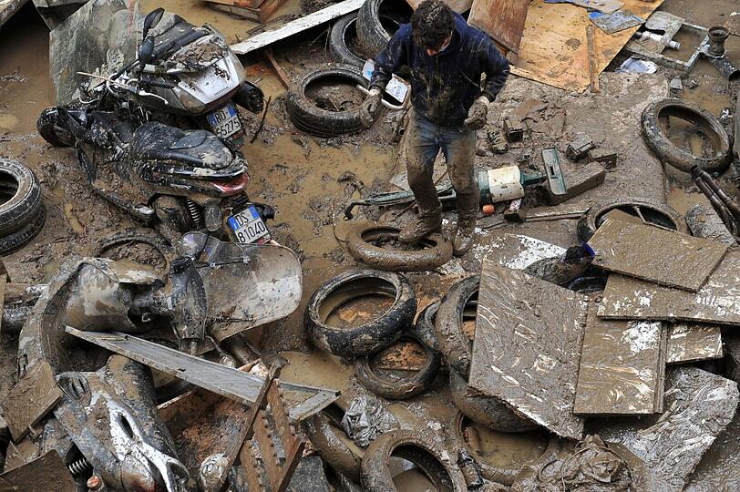 Schwere Unwetter in Italien haben in den letzten zwei Wochen mindestens 16 Menschen das Leben gekostet - Ende des Regens nicht vor Ende der Woche.
