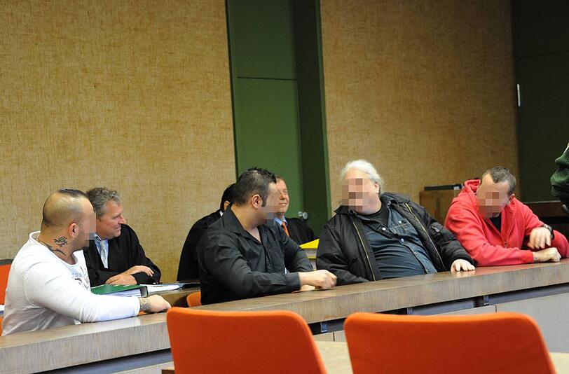 Auf der Anklagebank: Vier Mitglieder der Hells Angels.