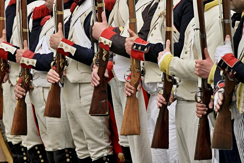 Als französische Soldaten verkleidete Männer stehen in Valtice 50 Kilometer südlich vom tschechischen Brno spalier. Sie spielen eine Szene aus Napoleons Frankreich-Kampagne von 1814 nach. Diese jährt sich heuer zum 200. Mal.