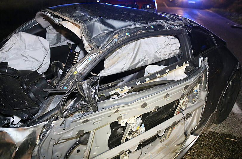 Die Fahrt eines Nissan-Fahrers endete in einer Tragödie. Der Mann wurde beim Unfall aus dem Auto geschleudert.