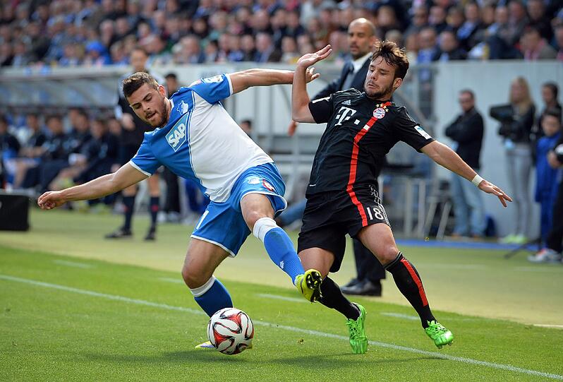 Bild aus dem letzten Aufeinandertreffen: Kevin Volland im Duell mit Juan Bernat