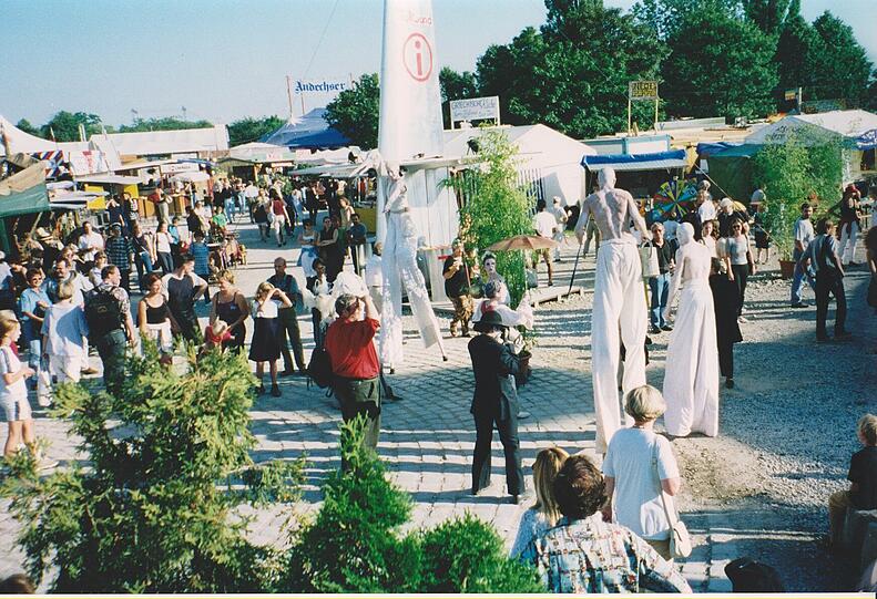 Die Perfomances auf dem Festivalgelände machen die Kunst für jeden Besucher erlebbar.