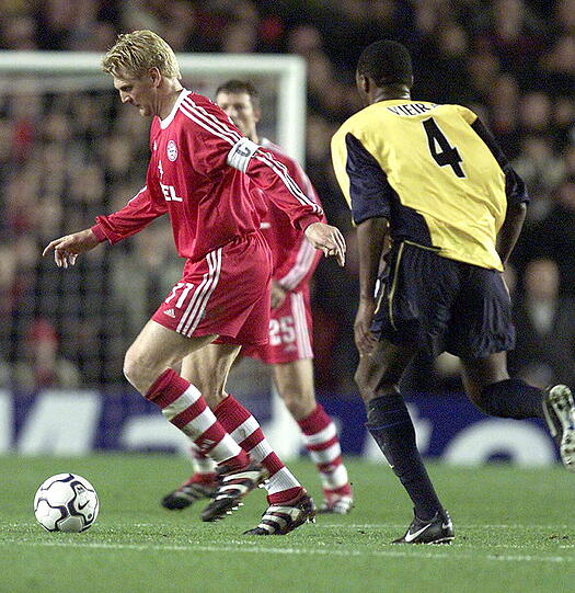 Doch Tarnat und Scholl konnten dem Rekordmeister das 2:2-Unentschieden retten. Hier behauptet Stefan Effenberg souverän den Ball.