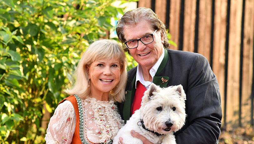 Marianne (trägt seit Anfang Juli Pony) und Michael sind seit 1979 verheiratet. Marianne (trägt seit Anfang Juli Pony) und Michael sind seit 1979 verheiratet.