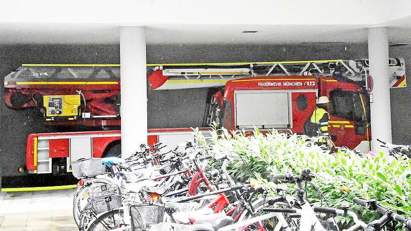 Rückte mit mehreren Einsatzkräften aus: die Feuerwehr in der Barerstraße. Die Bilder zum Wohnungsbrand in der Maxvorstadt.