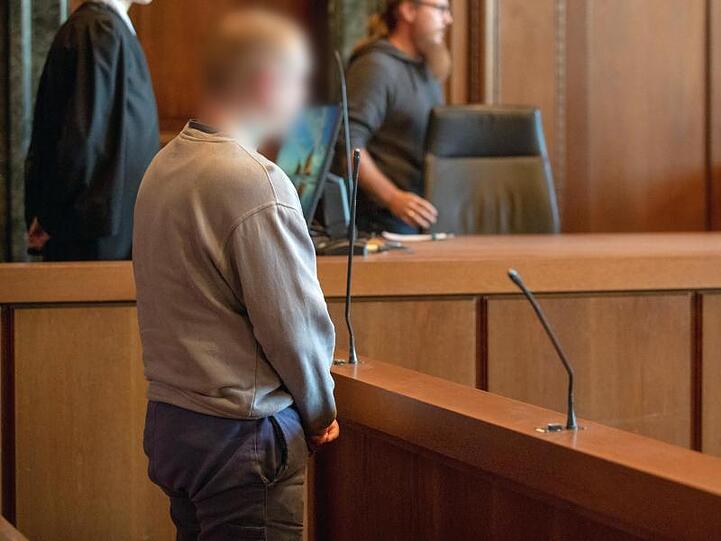 Ein wegen versuchten Mordes angeklagter Mann steht zum Prozessbeginn im Landgericht Nürnberg-Fürth. Foto: Daniel Karmann/Archivbild