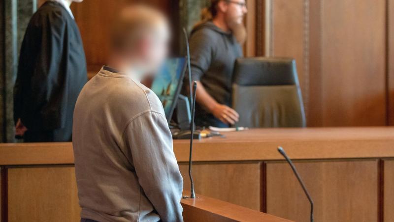 Ein wegen versuchten Mordes angeklagter Mann steht zum Prozessbeginn im Landgericht Nürnberg-Fürth. Foto: Daniel Karmann/Archivbild Ein wegen versuchten Mordes angeklagter Mann steht zum Prozessbeginn im Landgericht Nürnberg-Fürth. Foto: Daniel Karmann/Archivbild