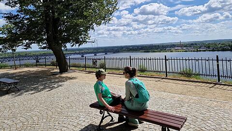 Politik-Vize Martina Scheffler (r.) mit ihrer Mutter Rosemarie Scheffler in Płock am Weichsel-Hochufer.