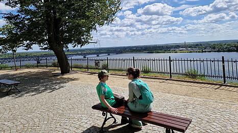 Politik-Vize Martina Scheffler (r.) mit ihrer Mutter Rosemarie Scheffler in Płock am Weichsel-Hochufer.