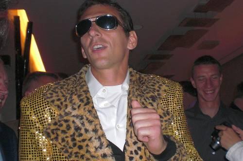 Keeper, ganz cool: Raphael Schäfer mit goldenem Jacket und Sonnenbrille intonierte als Elvis &bdquo;Viva Las Vegas&ldquo;.