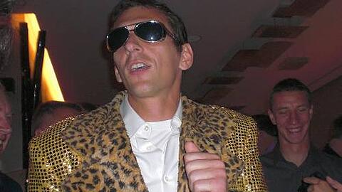 Keeper, ganz cool: Raphael Schäfer mit goldenem Jacket und Sonnenbrille intonierte als Elvis &bdquo;Viva Las Vegas&ldquo;.