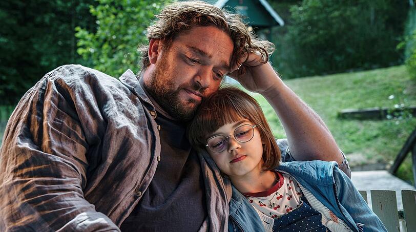 Schascha (Yuna Bennett) ist ein echter Bücherwurm, wie ihre Mutter, die vor Kurzem verstorben ist. Das Mädchen und sein Vater (Ronald Zehrfeld) versuchen auf unterschiedliche Weise, mit dem schweren Verlust umzugehen. Schascha (Yuna Bennett) ist ein echter Bücherwurm, wie ihre Mutter, die vor Kurzem verstorben ist. Das Mädchen und sein Vater (Ronald Zehrfeld) versuchen auf unterschiedliche Weise, mit dem schweren Verlust umzugehen.