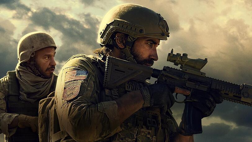 In "Guy Ritchie's Der Pakt" kämpfen der US-Sergeant John Kinley (Jake Gyllenhaal, rechts) und der Dolmetscher Ahmed (Dar Salim) mitten im Afghanistankrieg gemeinsam ums Überleben. In "Guy Ritchie's Der Pakt" kämpfen der US-Sergeant John Kinley (Jake Gyllenhaal, rechts) und der Dolmetscher Ahmed (Dar Salim) mitten im Afghanistankrieg gemeinsam ums Überleben.