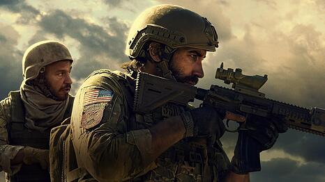 In "Guy Ritchie's Der Pakt" k&auml;mpfen der US-Sergeant John Kinley (Jake Gyllenhaal, rechts) und der Dolmetscher Ahmed (Dar Salim) mitten im Afghanistankrieg gemeinsam ums &Uuml;berleben.