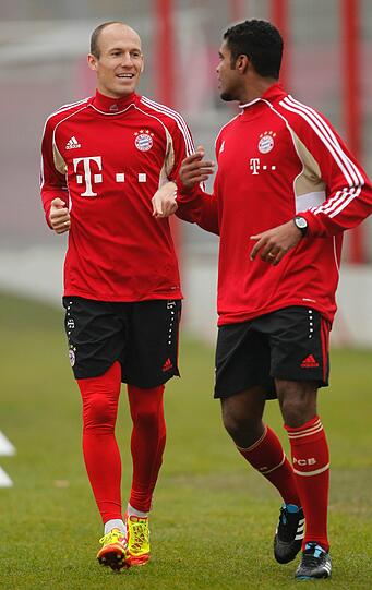 Eine Dreiviertelstunde trainierte Robben mit seinen Kollegen. Hier zu sehen mit Breno (rechts).