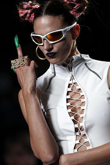 Bei der Fashion Week in Madrid lassen Models für Mercedes-Benz tief blicken. In der Welt der "Stars und Sternchen" gibt es genügend Beispiele für extrem offenherzige Mode - klicken Sie sich in der Bilderstrecke durch die größten Kleiderpannen und Hingucker der Promis.