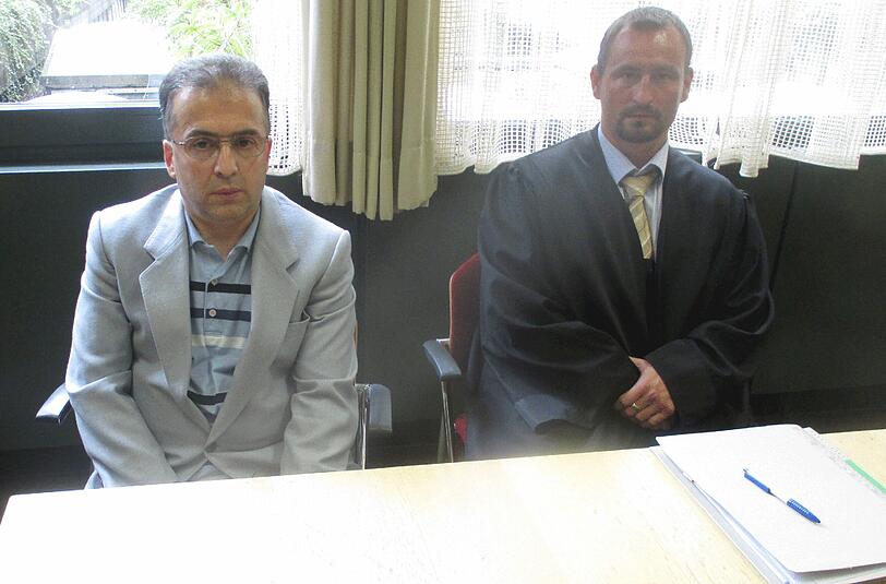 Die Attacke eines U-Bahn-Fahrgastes auf den Fahrer wurde am Dienstag vor dem Amtsgericht verhandelt. hier das Opfers Mehmet k. (l.) mit seinem Anwalt Anton Manthey.