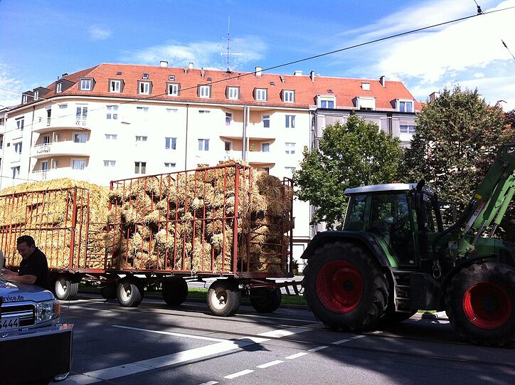 Wieder eine neue Ladung Heu: Schon in der Nacht zum Dienstag ließ der Sprengmeister trockene Grasballen anliefern und um das Loch rund um den Bombenfund zu bedecken.