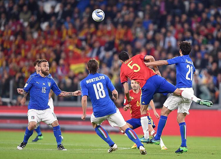 Zentrales Mittelfeld: Beim FC Barcelona oft der einzige Fels in der Brandung: Sergio Busquets auf Platz 2.