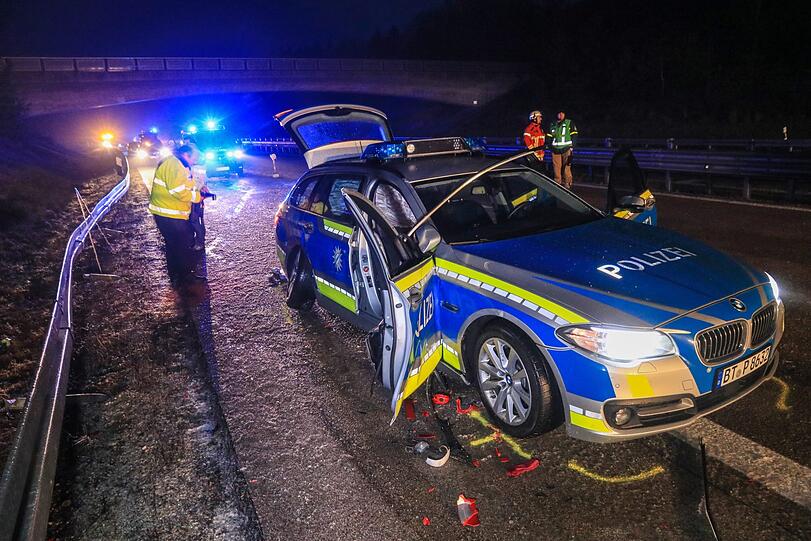 Tragischer Unfall auf der A73: Nach einem leichten Unfall mit Blechschaden wird ein Lkw-Fahrer von einem Auto erfasst und tödlich verletzt.