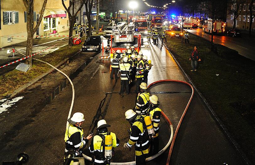 Die Feuerwehr rückt mit einem Großaufgebot aus. Der Einsatz in der Waldfriedhofstraße dauert bis in die frühen Morgenstunden.