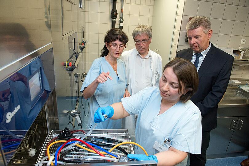 OB Reiter (rechts) schaut dem Personal im Neuperlacher Darmzentrum bei der Arbeit zu.