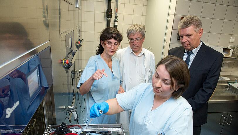 OB Reiter (rechts) schaut dem Personal im Neuperlacher Darmzentrum bei der Arbeit zu. OB Reiter (rechts) schaut dem Personal im Neuperlacher Darmzentrum bei der Arbeit zu.
