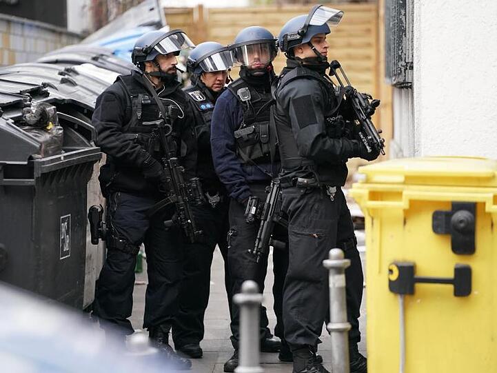 Polizisten in Schutzausrüstung sperren die Straßen um die Kreuzung Kochstraße Friedrichstraße in der Nähe des Checkpoint Charlie ab.