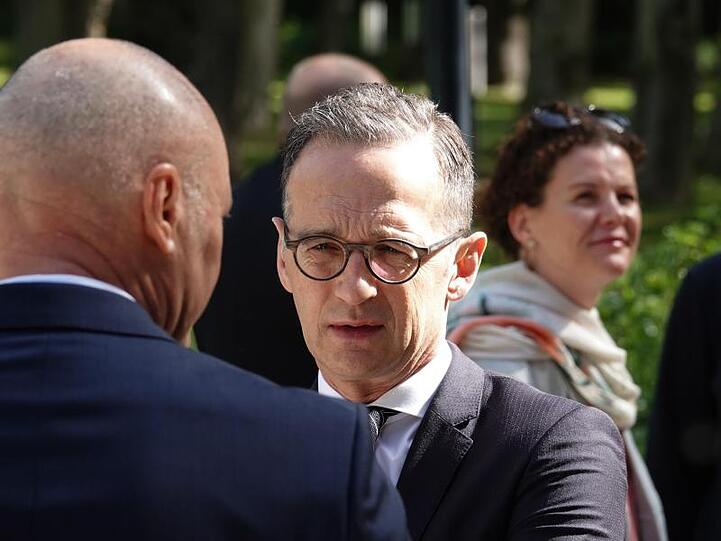 Der deutsche Außenminister Heiko Maas unterhält sich mit Michael Klor-Berchtold, dem deutschen Botschafter im Iran.
