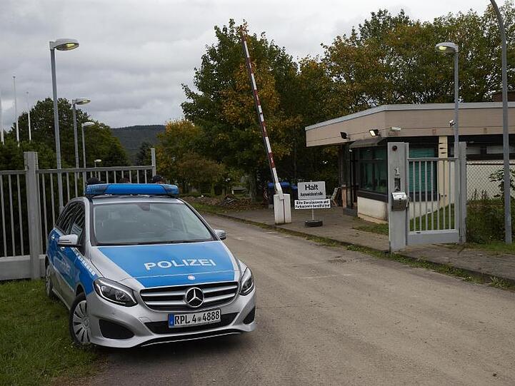 Polizeibeamte sichern das Gelände eines ehemaligen Bundeswehr-Bunkers. Dort wurde ein Rechenzentrum für illegale Geschäfte im Darknet ausgehoben.