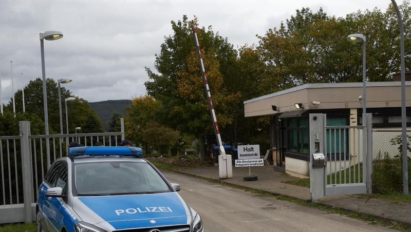 Polizeibeamte sichern das Gelände eines ehemaligen Bundeswehr-Bunkers. Dort wurde ein Rechenzentrum für illegale Geschäfte im Darknet ausgehoben. Polizeibeamte sichern das Gelände eines ehemaligen Bundeswehr-Bunkers. Dort wurde ein Rechenzentrum für illegale Geschäfte im Darknet ausgehoben.