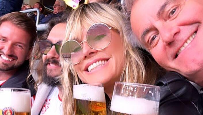 In der Allianz Arena hat Heidi Klum mit Ehemann Tom und Freunden das FC-Bayern-Spiel verfolgt. In der Allianz Arena hat Heidi Klum mit Ehemann Tom und Freunden das FC-Bayern-Spiel verfolgt.