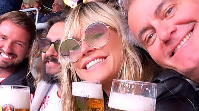 In der Allianz Arena hat Heidi Klum mit Ehemann Tom und Freunden das FC-Bayern-Spiel verfolgt.