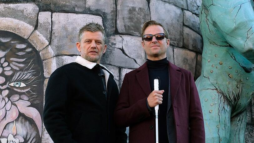 "Der Wien-Krimi: Blind ermittelt - Tod im Prater": Ex-Kommissar Alexander Haller (Philipp Hochmair, r.) und seine "rechte Hand" Niko Falk (Andreas Guenther) ermitteln.