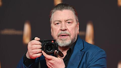 Schauspieler Armin Rohde mit seiner Kamera auf dem roten Teppich