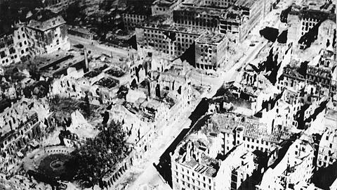 Der vom NS-Staat begonnene Weltkrieg hat nicht nur Berlin in weiten Teilen zerstört. (Archivbild)