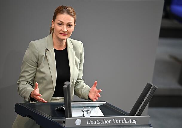 Gesundheitsministerin Judith Gerlach (CSU) fordert: "Wir brauchen dringend eine Finanz- und Strukturreform der Pflegeversicherung." (Archivbild). Gesundheitsministerin Judith Gerlach (CSU) fordert: "Wir brauchen dringend eine Finanz- und Strukturreform der Pflegeversicherung." (Archivbild).