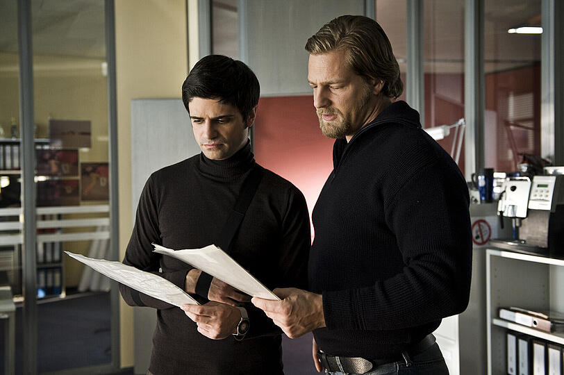 Ebenfalls mit dabei in der neuen Staffel: Fast die gesamte OriginalBesetzung - auch Maximilian Grill als Andreas Kringge, hier mit Henning Baum als Mick Brisgau in einer der alten Folgen. Ebenfalls mit dabei in der neuen Staffel: Fast die gesamte OriginalBesetzung - auch Maximilian Grill als Andreas Kringge, hier mit Henning Baum als Mick Brisgau in einer der alten Folgen.