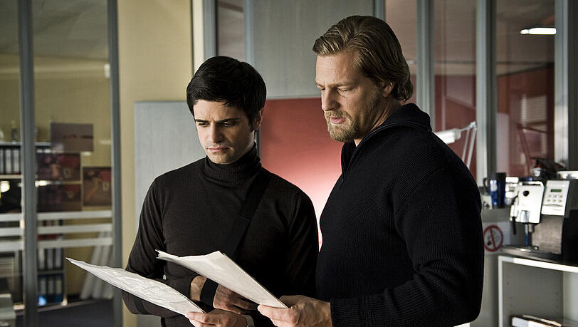 Ebenfalls mit dabei in der neuen Staffel: Fast die gesamte OriginalBesetzung - auch Maximilian Grill als Andreas Kringge, hier mit Henning Baum als Mick Brisgau in einer der alten Folgen. Ebenfalls mit dabei in der neuen Staffel: Fast die gesamte OriginalBesetzung - auch Maximilian Grill als Andreas Kringge, hier mit Henning Baum als Mick Brisgau in einer der alten Folgen.