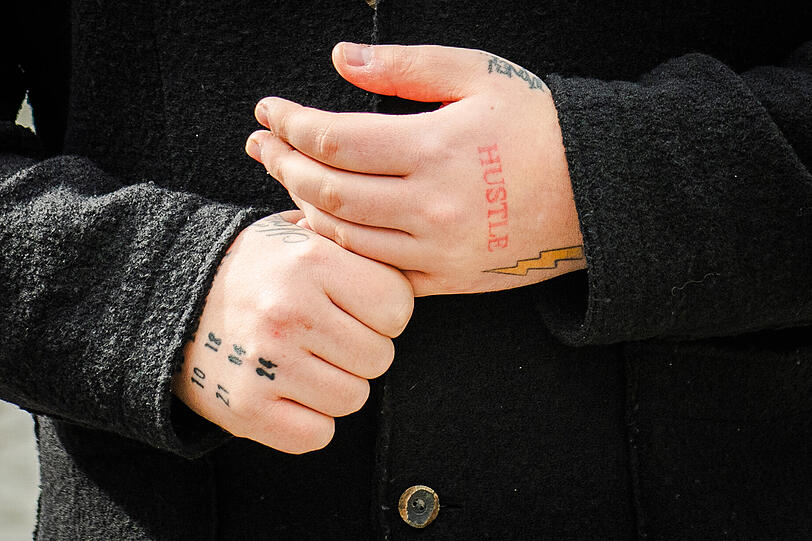 "Hustle", also in etwa "fleißig sein" ist in rot auf Philip Windspergers linke Hand tätowiert.