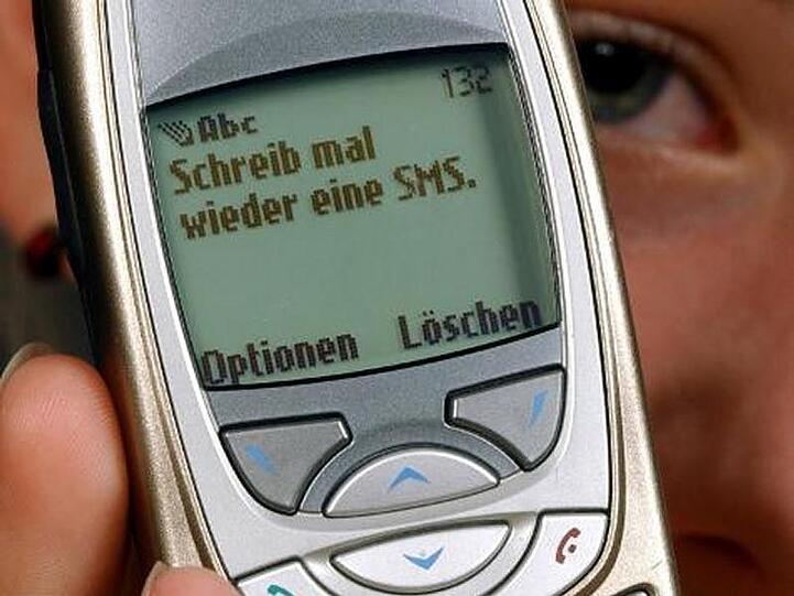 Flirtfalle Handy: Mit Lock-Mitteilungen wollen Abzocker-Firmen ihre Opfer ködern.