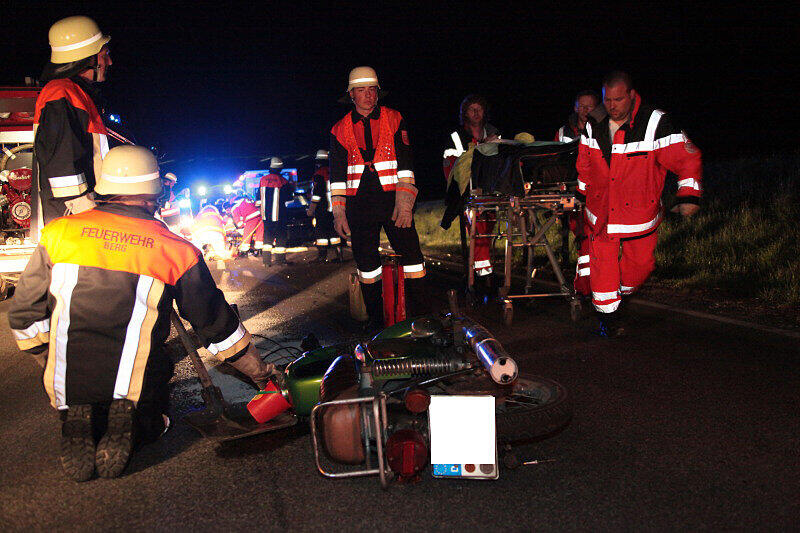 Schwerer Unfall auf der B 15: Zwei Verletzte
