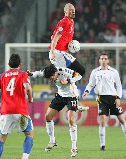 6. Länderspiel: Ballacks erster Sieg: Beim 3:2-Heimsieg im EM-Testspiel gegen
Tschechien wird er wieder für Hamann eingewechselt.