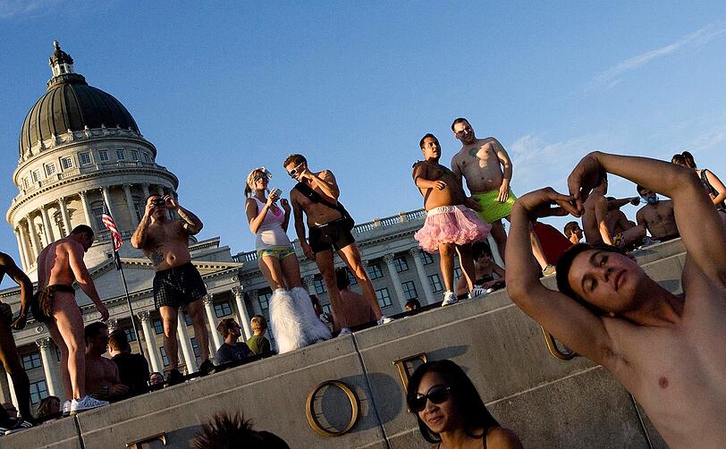 Mehrere tausende Menschen haben sich in Salt Lake City bis auf die Unterwäsche ausgezogen und mit einem Lauf
durch die Stadt gegen die konservativen Gesetze des US-Staates protestiert.