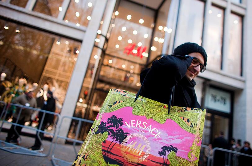 Auch auf der Düsseldorfer Königsallee war der Ansturm auf die neue Versace-Kollektion groß.