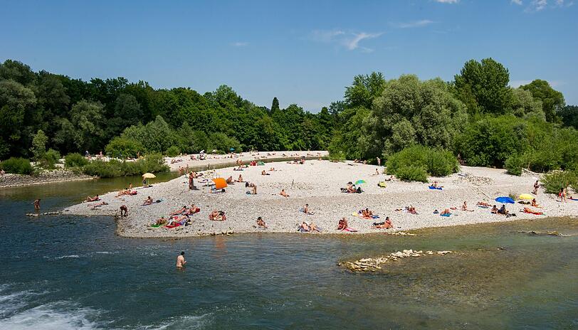 Schon zum Ferienbeginn am Samstag wurde stellenweise die 30-Grad-Marke geknackt in Bayern. Wer sich abkühlen konnte an diesem heißen Tag, hatte Glück. Die Bilder